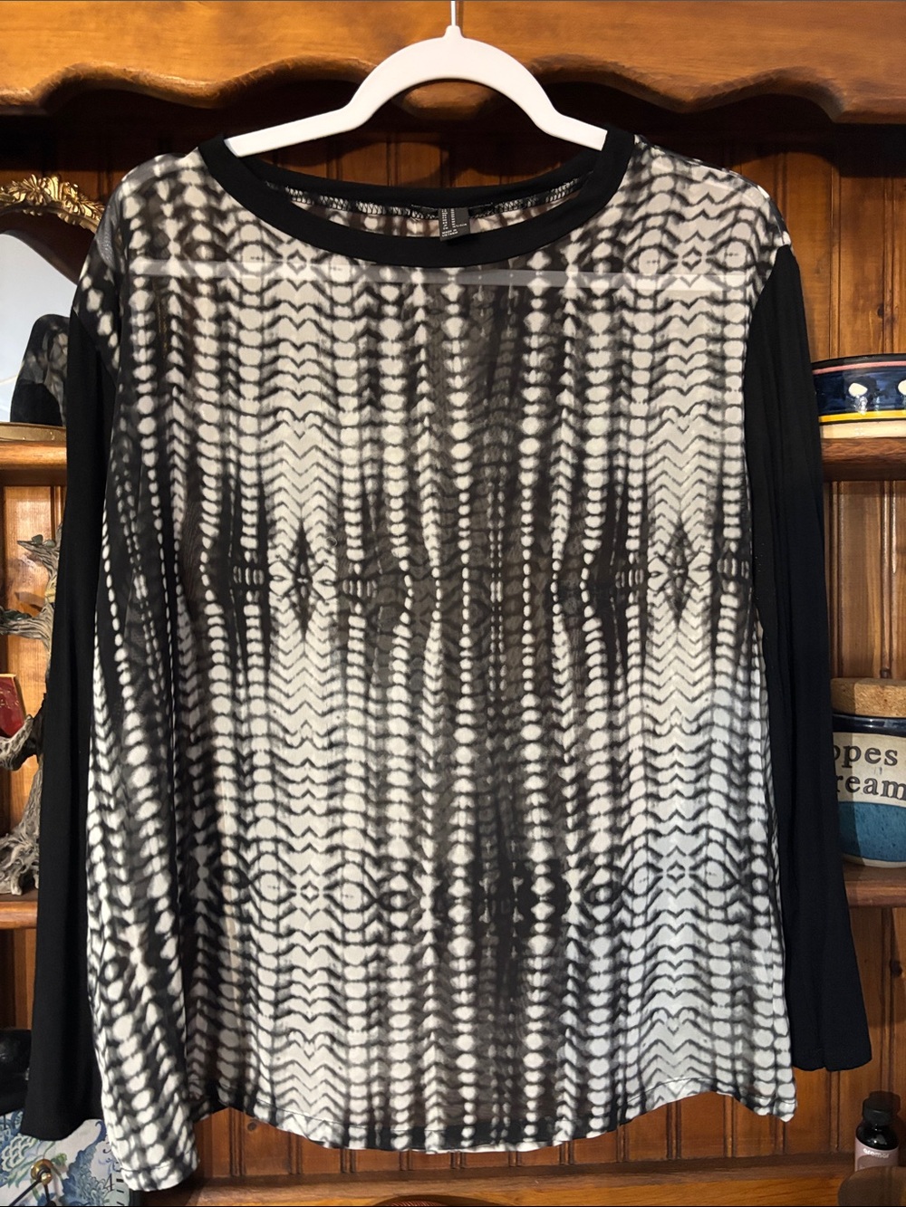 Forever 21 -Black & White Patterned Long-Sleeve Women’s Top